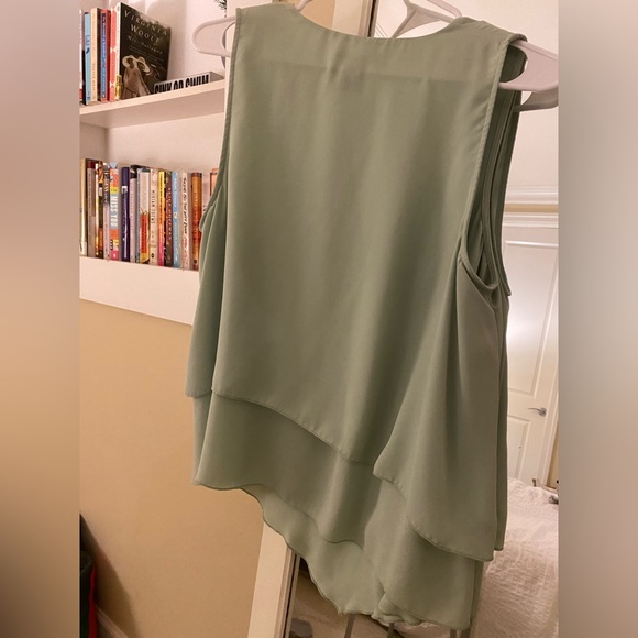 Flowy Sleeveless Blouse - Picture 2 of 3